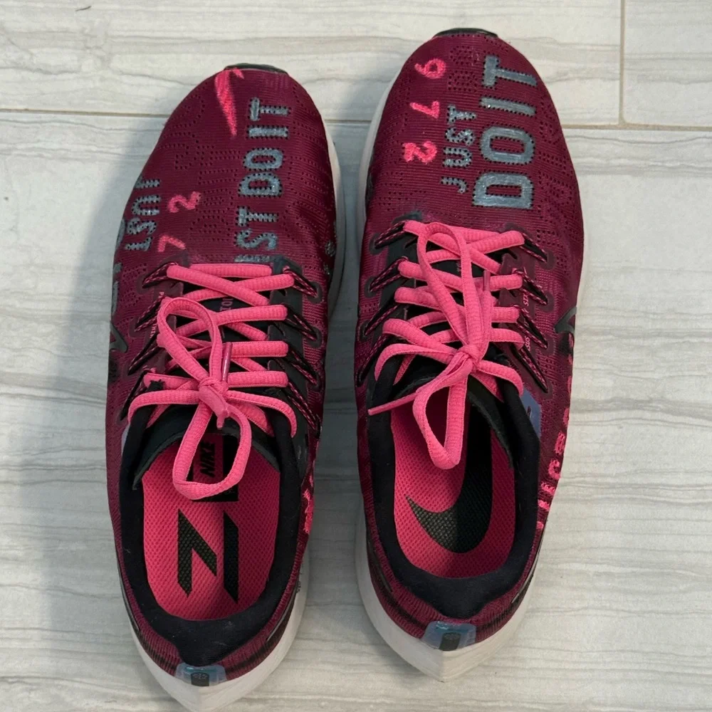 NIKE PEGASUS ZOOM RUNNING SNEAKERS  SZ 9M Sneakers. Cranberry/Blk
